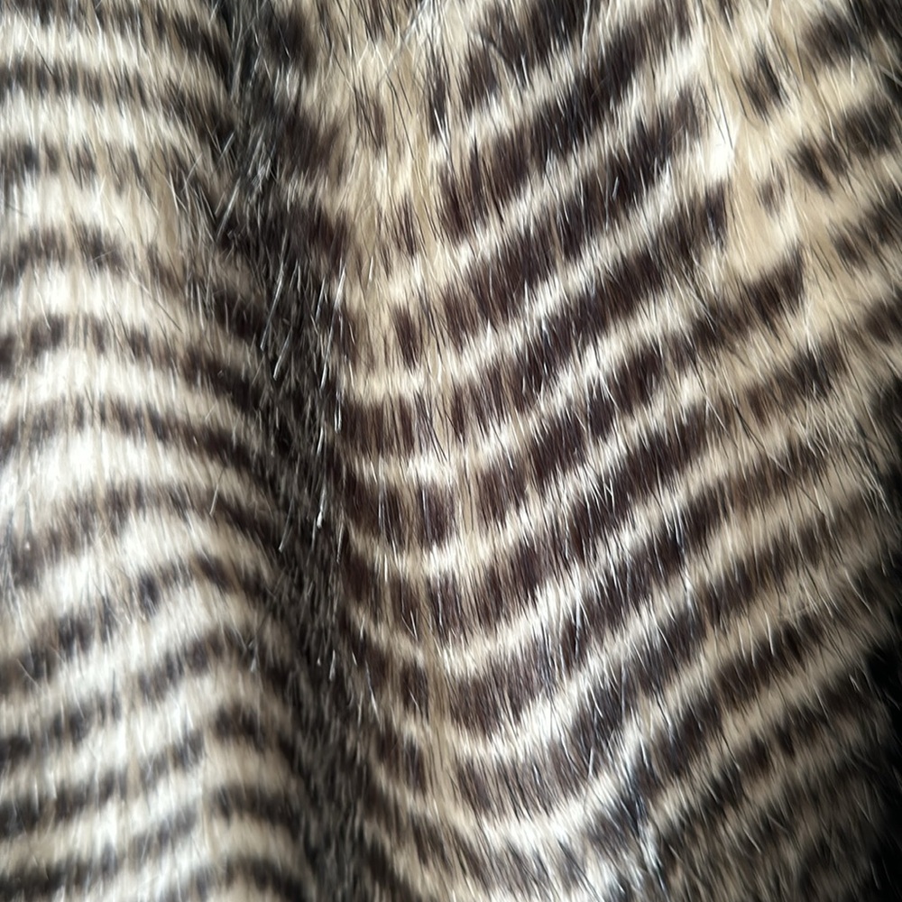 Jack Faux fur vest. Size M. Black and white   EUC - Picture 5 of 10